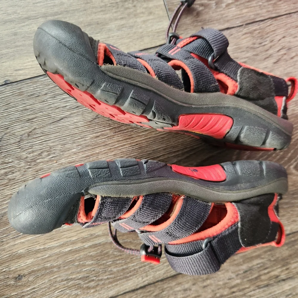 Keen kids size shoes size 2 Washable footwear